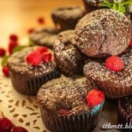 Pełnoziarniste muffiny czekoladowe z malinami
