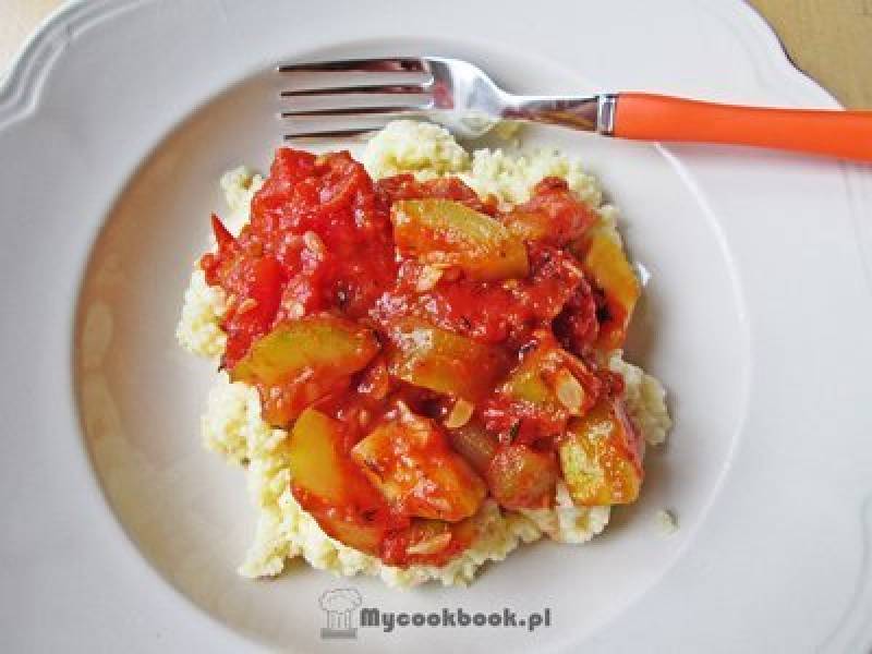 Kasza jaglana z cukinią i pomidorami