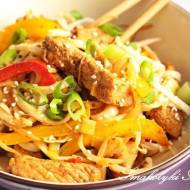 Chińskie danie z makaronem chow mein