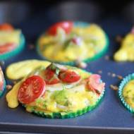 Muffiny jajeczne z pomidorkami i kabanosami