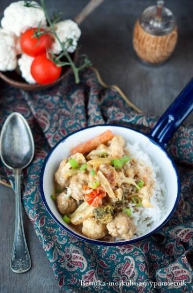 Curry z klopsikami indyczymi i mieszanka warzyw