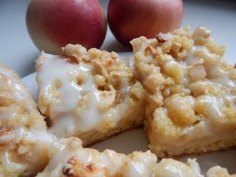 Ciasto drożdżowe z jabłkami, kruszonką i lukrem