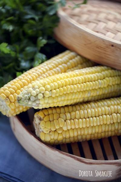 Kukurydza w kolbach gotowana na parze