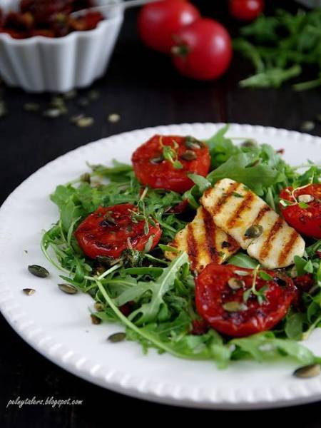 Sałatka z grillowanych pomidorów i rukoli z  serem halloumi