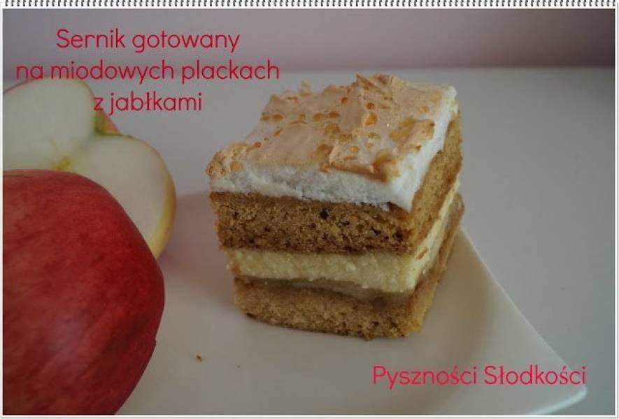 Sernik gotowany na miodowych plackach z jabłkami