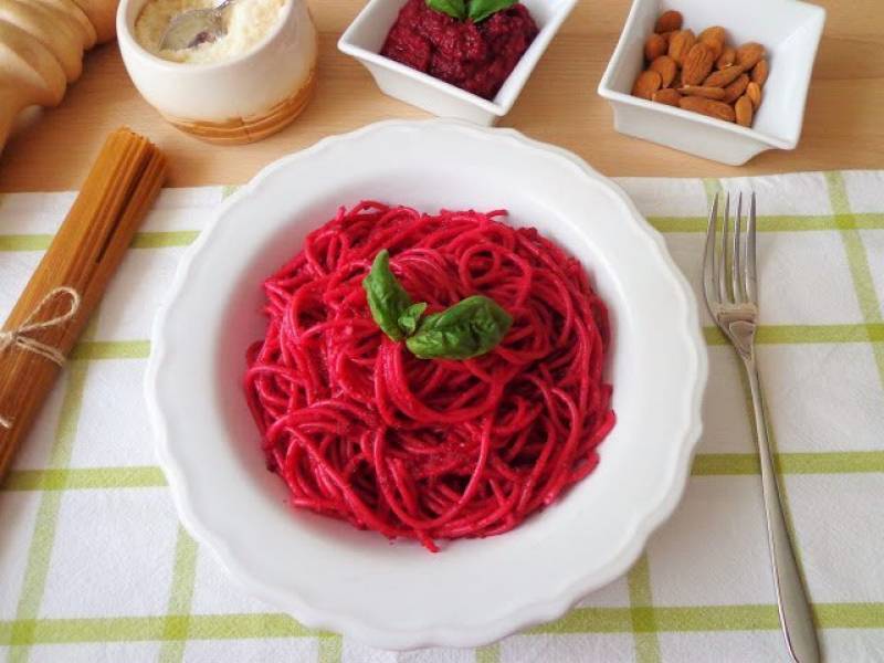Spaghetti z pesto z buraków (Spaghetti con pesto di barbabietole)