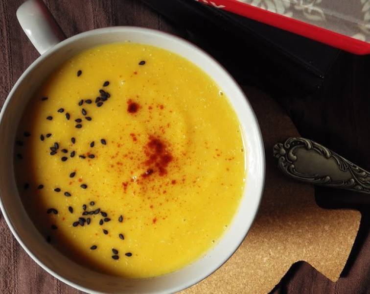 Rozgrzewająca zupa krem z dyni i quinoy z imbirową nutą (bez glutenu, bez laktozy, wegańska)