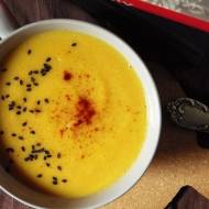 Rozgrzewająca zupa krem z dyni i quinoy z imbirową nutą (bez glutenu, bez laktozy, wegańska)