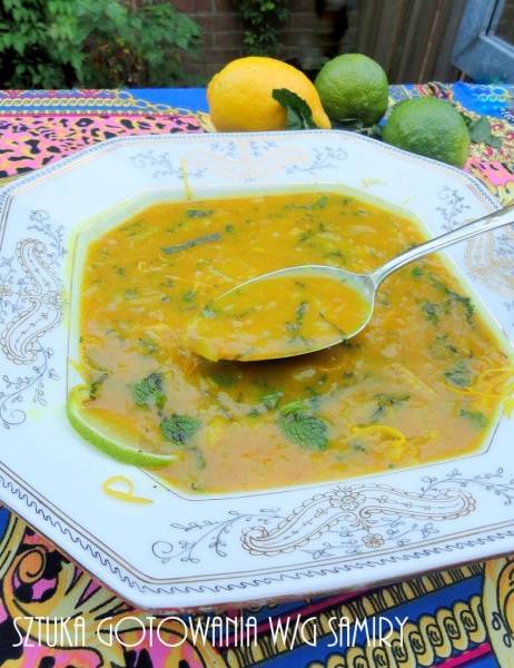 Perska zupa cytrusowo-cebulowa z kurkumą i miętą