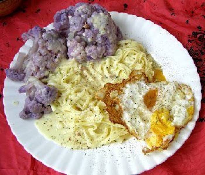 makaron carbonara z jajkiem sadzonym i kalafiorem na szybki obiad...