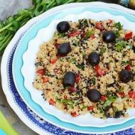 Sałatka z komosą ryżową, papryką i czarnymi oliwkami