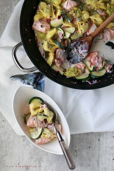 Tortellini z ricottą i szpinakiem w sosie z cukinią i łososiem – danie w 5-10 minut