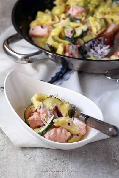Tortellini z ricottą i szpinakiem w sosie z cukinią i łososiem – danie w 5-10 minut