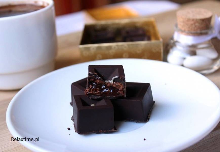 Ręcznie robione czekoladki z nadzieniem chałwowym, truflowym lub śliwkowym