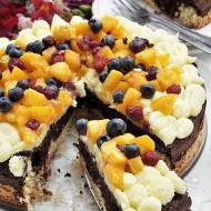 Dwukolorowe ciasto z kremem i owocami