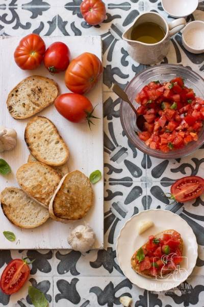 Jak zrobić klasyczną bruschettę al pomodoro (grzankę z pomidorami)?