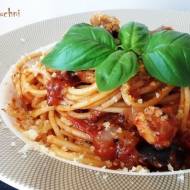 Spaghetti pomidorowe z kiełbasą i oliwkami