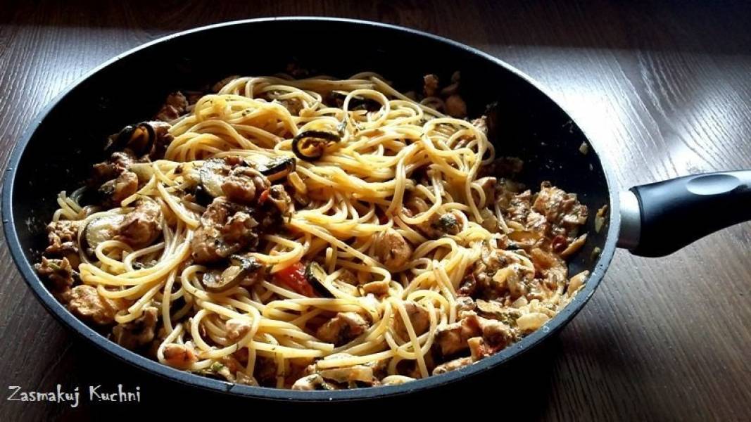 Spaghetti z kurczakiem, pieczarkami i cukinią w sosie jogurtowo-serowym