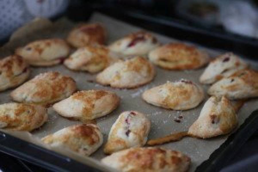 Pieczone pierożki ze śliwkami bez użycia jajek