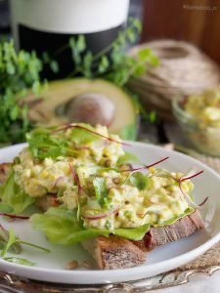 Sałatka jajeczna z awokado i rzodkiewką / Egg avocado and radish salad