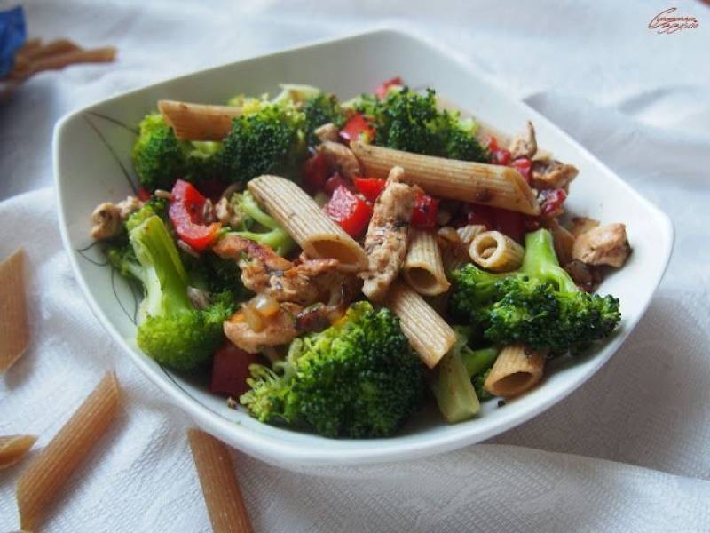 Kolorowe penne z brokułami - szybki obiad fit