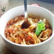 Makaron spaghetti z pomidorami i białą fasolą