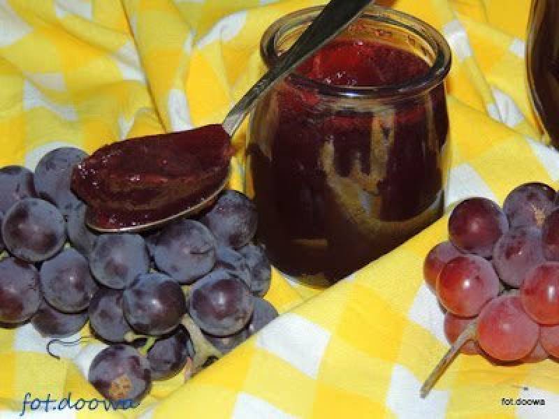 Galaretka z ciemnych winogron