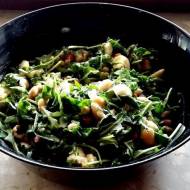 Sałatka z rukoli, oliwek, zielonego groszku i mozzarelli w sosie musztardowo-miodowym