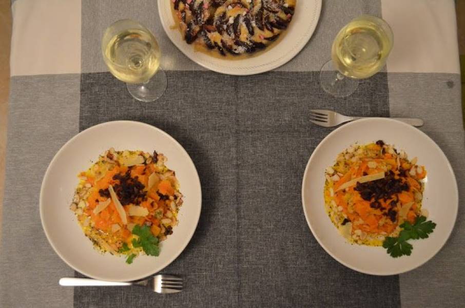 Tagliatelle z marchewki z łososiem wędzonym, prażoną cebulą i migdałami w sosie z gorgonzolą i parmezanem