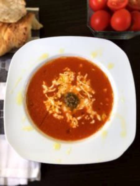 Zupa pomidorowa z mozzarellą i pesto