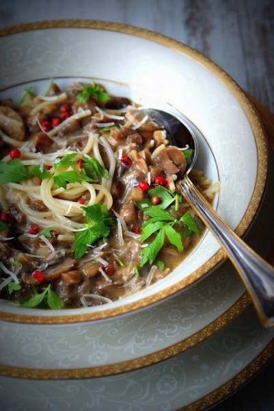 Zuppa ai funghi. Zupa krem z borowików i brązowych pieczarek z nutą lubczyku ,czerwonego pieprzu i parmezanu