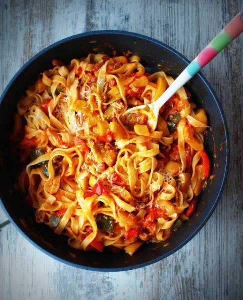 Tagliatelle z dynią Hokkaido, kolorową papryką ,cukinią w pomidorach , z nutką imbiru