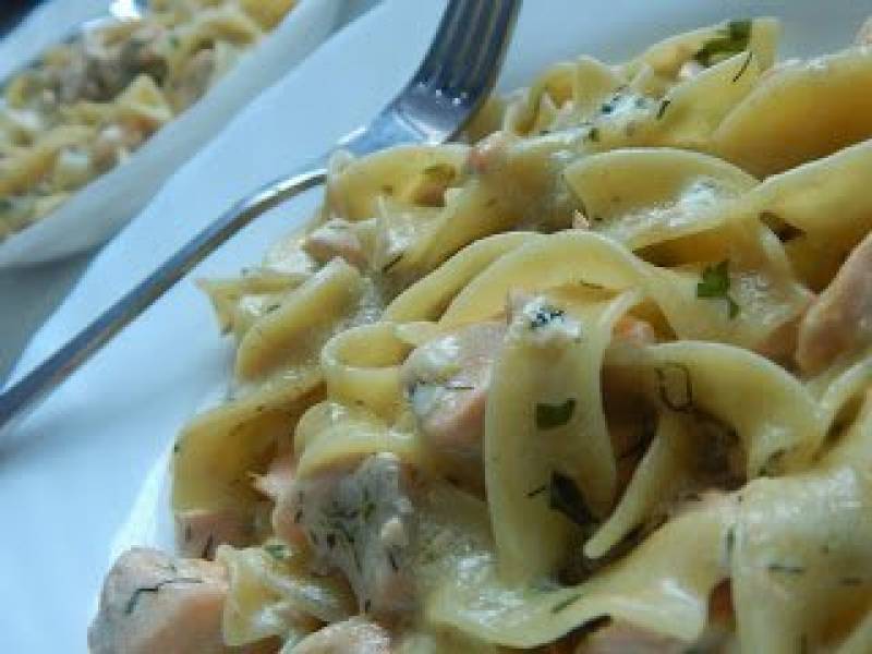 Łosoś w sosie serowym mascarpone i makaronem tagliatelle