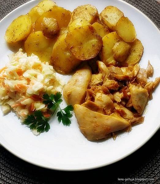 Kurczak z rosołu z przyprawami i z pieczonymi ziemniakami
