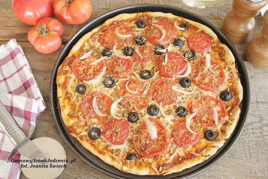 pizza ze świeżymi pomidorami