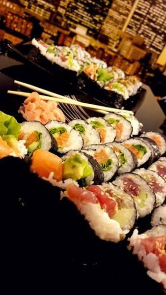 Sushi: futomaki z tuńczykiem i łososiem