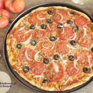 pizza ze świeżymi pomidorami