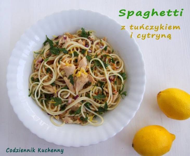 Ekspresowe spaghetti z tuńczykiem i cytryną. Łatwe danie z makaronu.