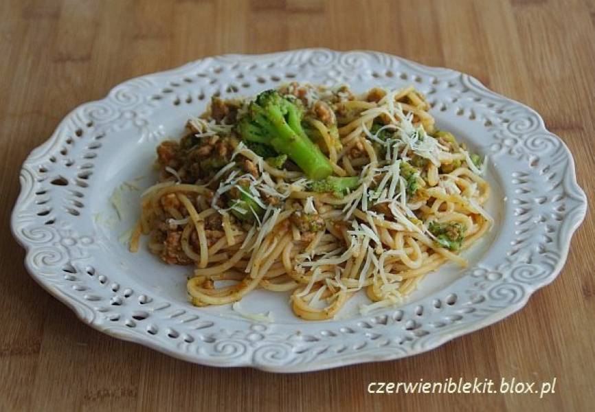 Spaghetti bolońskie z brokułami