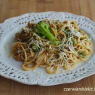 Spaghetti bolońskie z brokułami