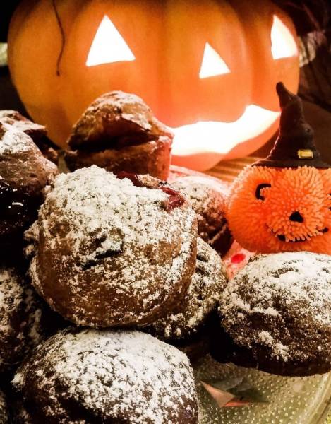 Halloween’owe muffinki z konfiturą wiśniową