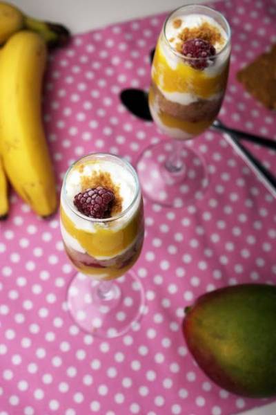 Owocowy deser z mango, malin i pierniczków