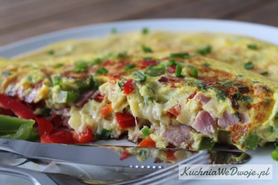 Omlet na słono z papryką i szynką