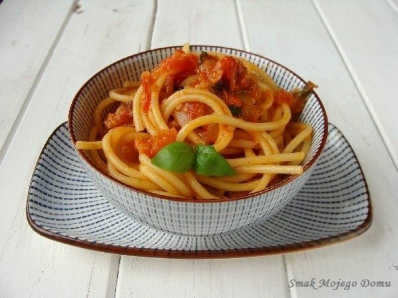 Spaghetti z sosem pomidorowym i szynką dojrzewającą