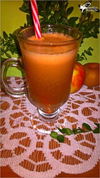 Naturalny i zdrowy domowy sok owocowo marchwiowy