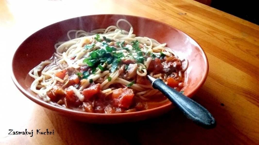 Spaghetti pomidorowe z pieczarkami, porem i serkiem śmietankowym