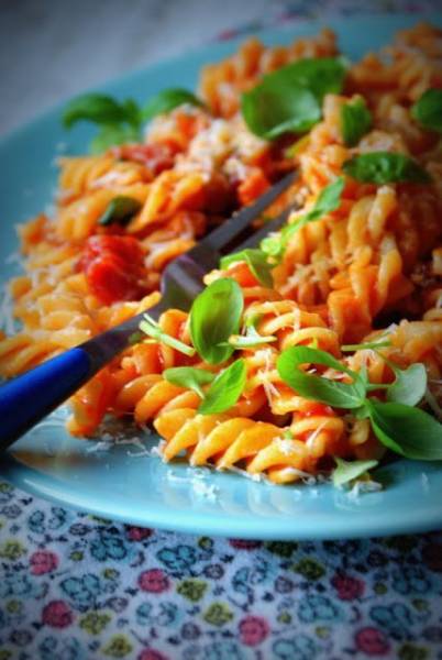 Fusilli z pomidorami,szynką i Pecorino Romano DOP