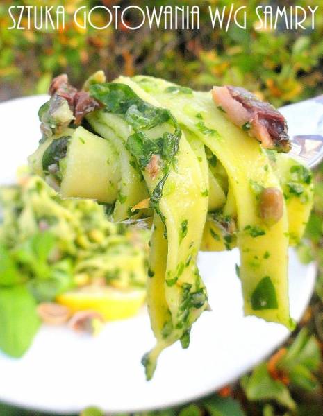 Tagliatelle z zielonym czosnkowym pesto, sardynkami w oliwie i pistacje