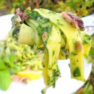 Tagliatelle z zielonym czosnkowym pesto, sardynkami w oliwie i pistacje