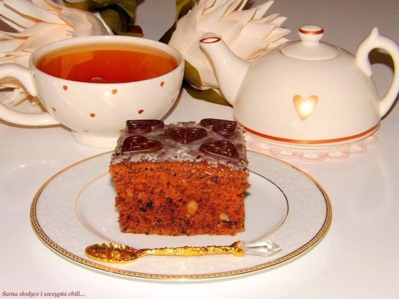 Ciasto marchewkowo-buraczane z orzechami.